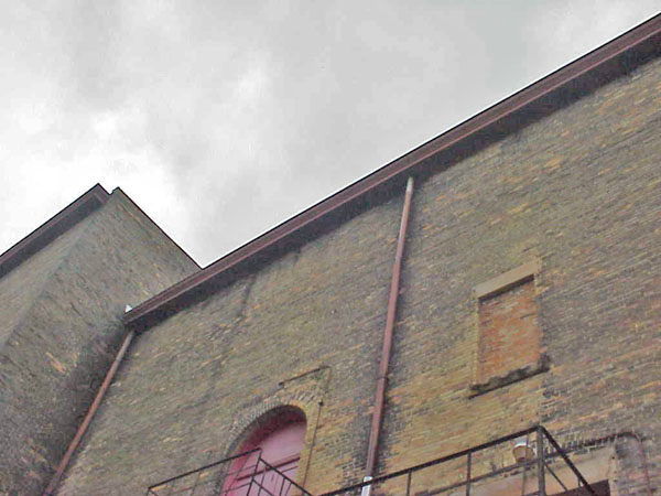LEAK_SLIGHT_NORTH_CENTRAL_HOUSE_DOWNSPOUT_at_GUTTER